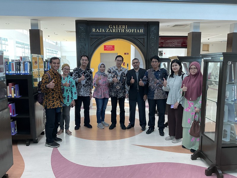 Delegasi UM di UTM Library Raja Zarith Sofiah