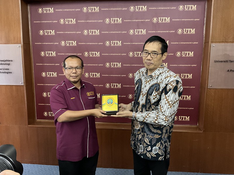 Rektor UM gave a token to UTM iLeague Dean