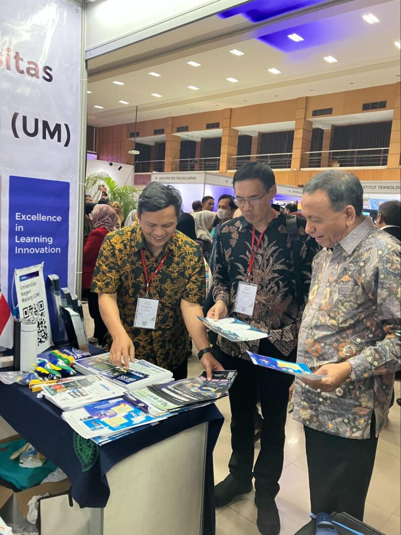 Rector visit at UM booth